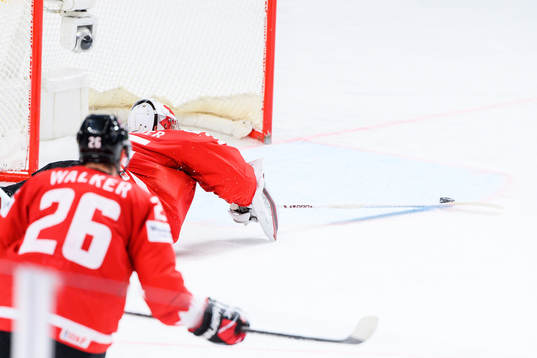 goalkeeper Darcy kuemper of Canada with a save