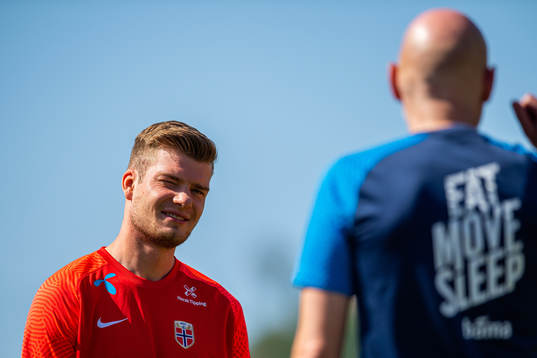 Alexander Sørloth listen to Ståle Solbakken, head coach