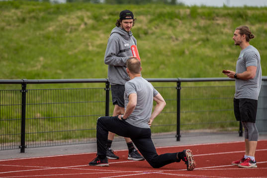 Dennis Everberg i samtal med assisterande tränare Jan