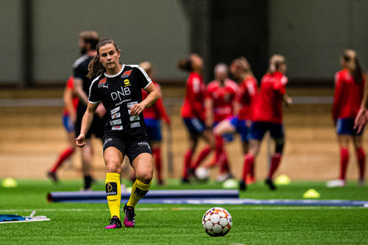 Emilie Bosshard Haavi of LSK Kvinner warms up
