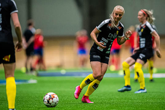 Emilie Marie Aanes Woldvik of LSK Kvinner warms up