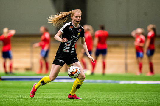 Malin Johnsen Brenn of LSK Kvinner warms up