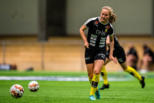 Camilla Linberg of LSK Kvinner warms up