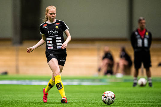 Malin Johnsen Brenn of LSK Kvinner warms up
