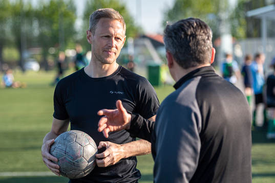 Magnus Andersson i samtal med huvudtränare Eimantas Poderis