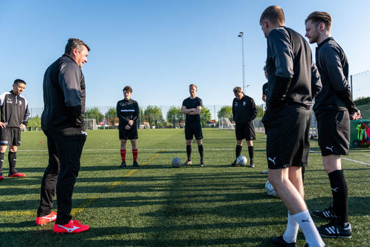 Huvudtränare Eimantas Poderis samlar spelarna