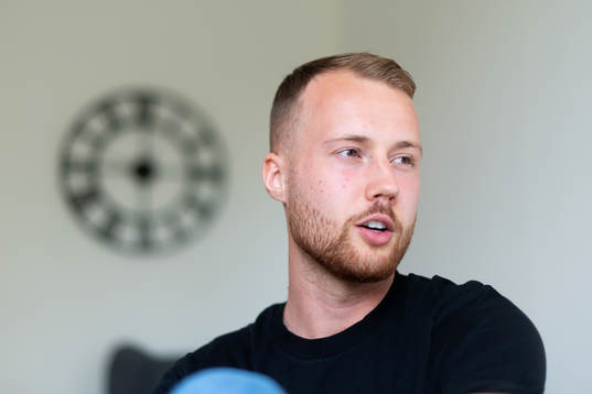Gais Daniel Sterner blir intervjuad