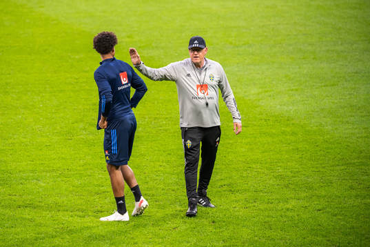 Jens Cajuste and Janne Andersson, head coach of the Swedish