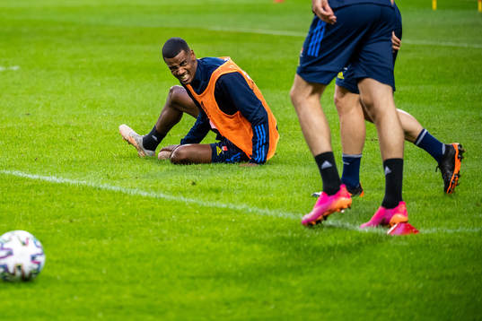 Alexander Isak of the Swedish national football team in pain