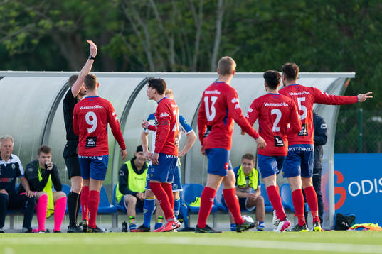 s Jesper Åberg får två gula kort och blir utvisad