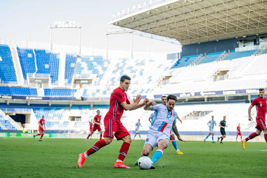 Mohamed Elyounoussi of Norway and Michael Pinto of