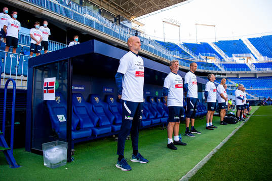 Ståle Solbakken, head coach of Norway, wearing a t-shirt