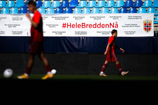 A banner saying «Hele Bredden Nå»