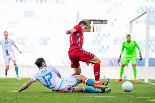 Michael Pinto of Luxembourg and Mohamed Elyounoussi of