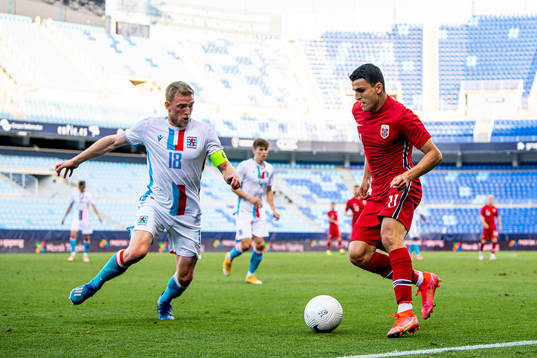 Laurent Jans of Luxembourg and Mohamed Elyounoussi of Norway