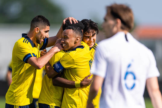 Anthony Elanga of Sweden celebrates with team mates
