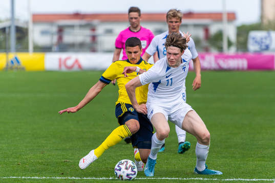 Hussein Ali of Sweden and Juho Ojanen of Finland compete