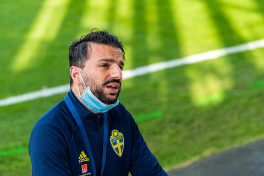 Poya Asbaghi, head coach of Sweden, is interviewed