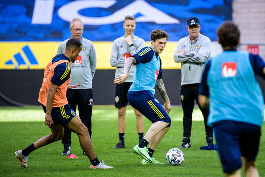 Robin Quaison and Victor Nilsson Lindelöf of the Swedish