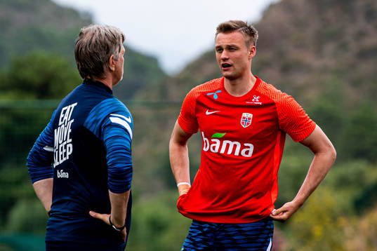 Stian Gregersen talks to Kent Bergersen, assistant coach of