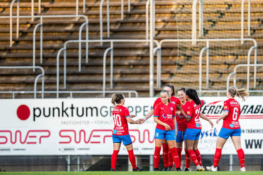 Helsingborsgs Isabel Aguilar jublar med lagkamrater