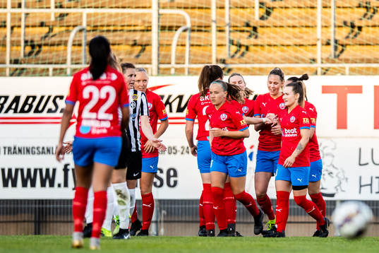 Helsingborsgs Josefine Wiksell jublar med lagkamrater