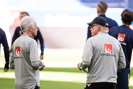 Anders Valentin, team doctor, in talks with Janne