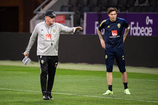 Head coach Janne Andersson and Victor Nilsson Lindelöf of