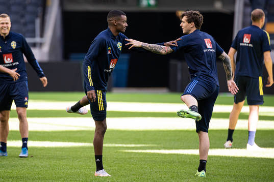 Alexander Isak and Victor Nilsson Lindelöf of the Swedish