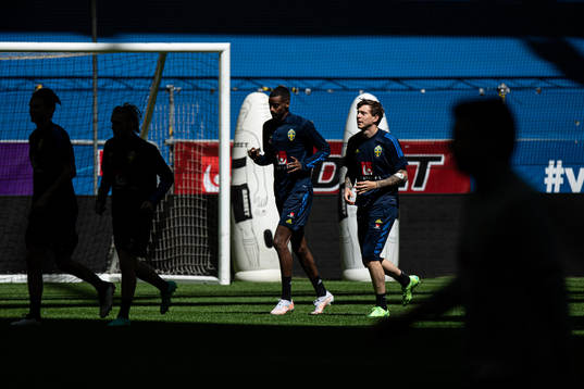 Alexander Isak and Victor Nilsson Lindelöf of the Swedish