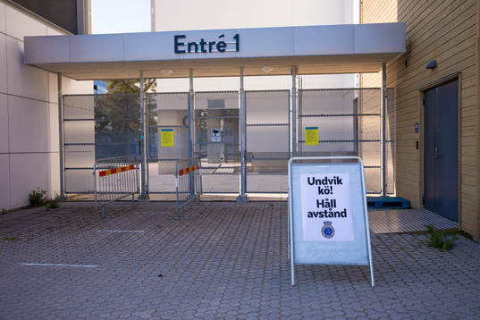En skylt utanför Gavlevallen hänvisar till att hålla