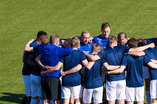 Gefles tränare Mikael Bengtsson med spelare