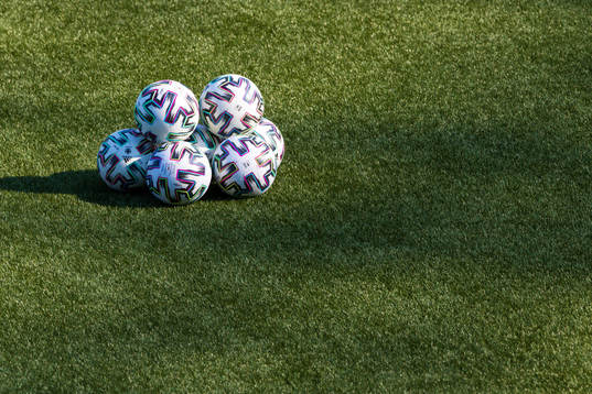 Fotbollar på konstgräset på Gavlevallen