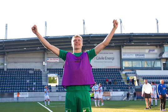 Gefles målvakt Jonathan Svedin Edgren jublar