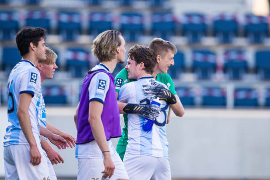 Gefles målvakt Albin Lorenz jublar med lagkamrater