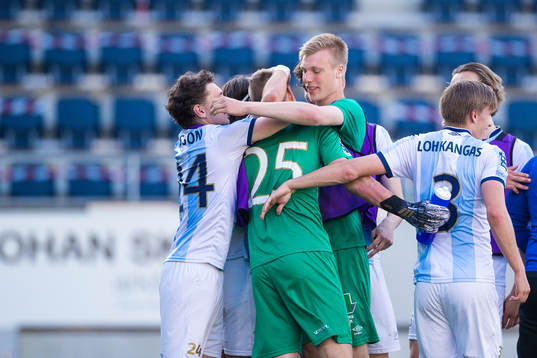 Gefles målvakt Albin Lorenz jublar med Pontus Jonsson,