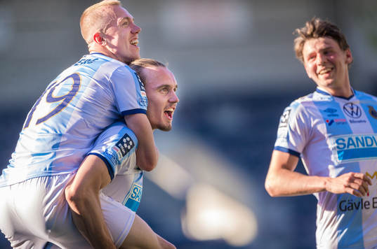 Gefles Linus Sahlin och Isac Lidberg jublar