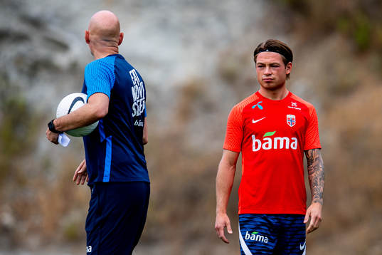 Patrick Berg listens to Ståle Solbakken, head coach of the