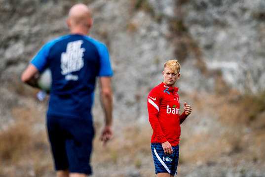 Andreas Hanche-Olsen listens to Ståle Solbakken, head