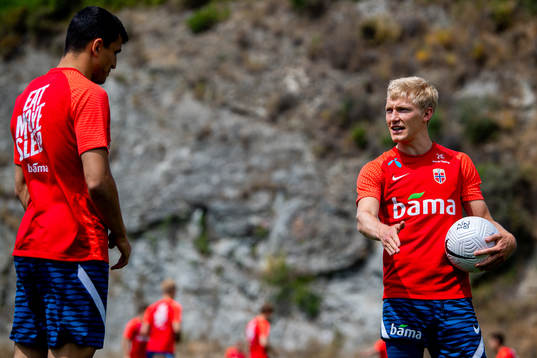 Birger Meling talks to Mohamed Elyounoussi of the Norwegian