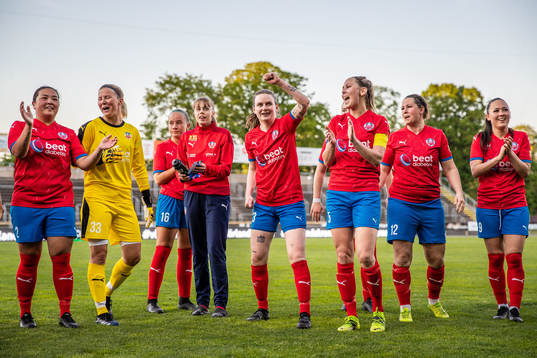 Helsingborgs spelare jublar med lagkamrater