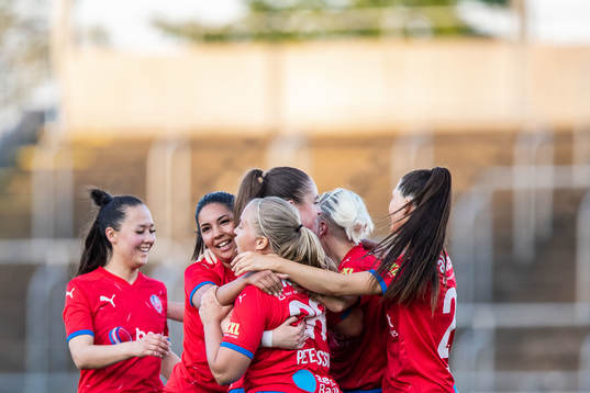 Helsingborgs Ebba Manglind jublar med lagkamrater