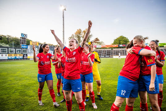 Helsingborgs Sofia Nilsson jublar med lagkamrater