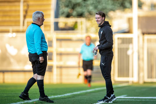 Helsingborgs tränare Kristoffer Schönbeck i samtal med