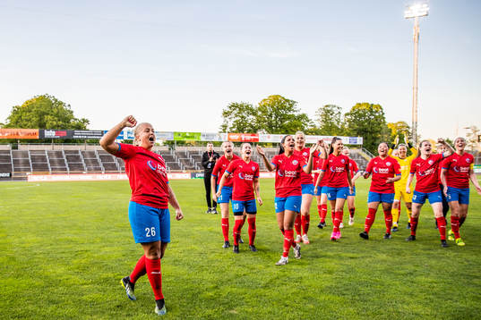 Helsingborgs Stephanie Petersson  jublar med lagkamrater