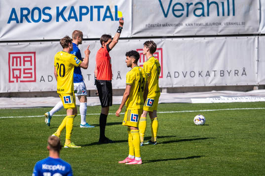 Sundsvalls Teodor Stenshagen får gult kort