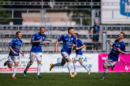 Trelleborgs Petar Petrovic jublar med lagkamrater