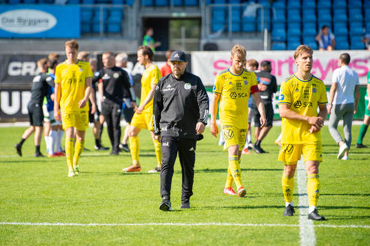 Sundsvalls tränare Henrik Åhnstrand och spelare deppar