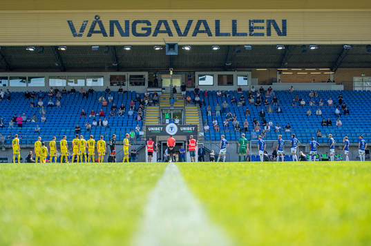 Trelleborgs och Sundsvalls spelare uppställda