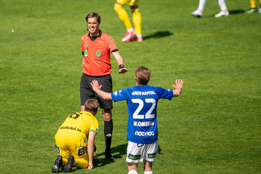 Domare Magnus Lindgren, Trelleborgs Johan Blomberg och